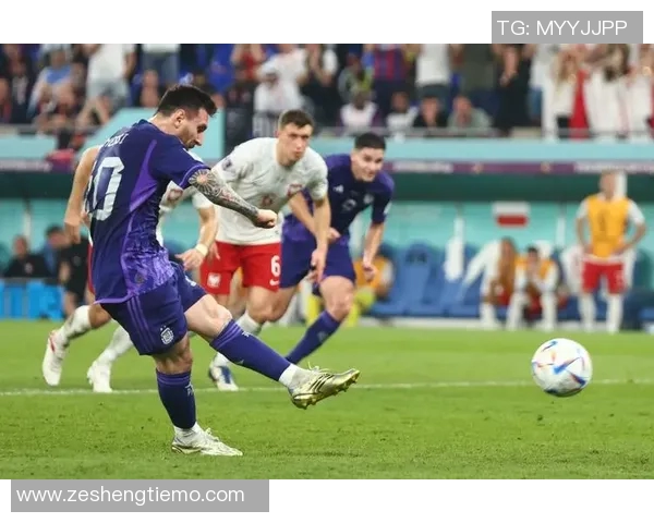 足球明星在球场上偷袭门将的惊险瞬间与背后故事揭秘
